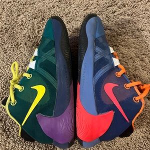 Nike Zoom Freak 1 GS WHAT THE Basketball Shoe Giannis CU1486-800 - Size 4.5Y